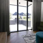 Modern Apartment In Century City